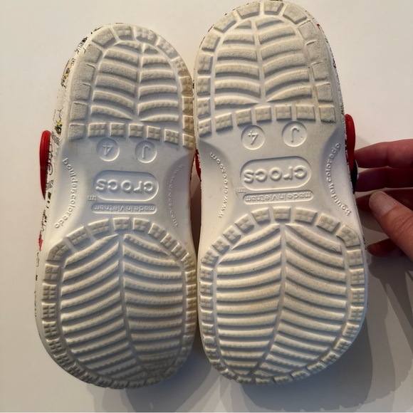 Peanuts Snoopy Charlie Brown Kids Unisex Size 4 Crocs Like New Condition - Picture 9 of 10
